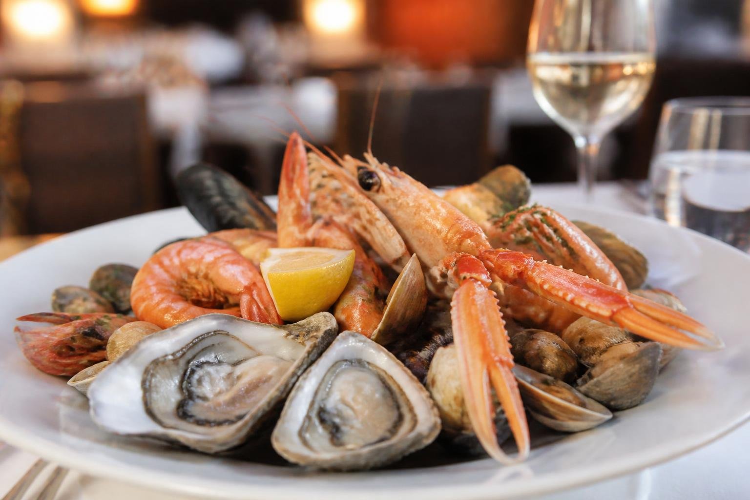 Intérieur authentique d'un restaurant de pêche avec décor maritime