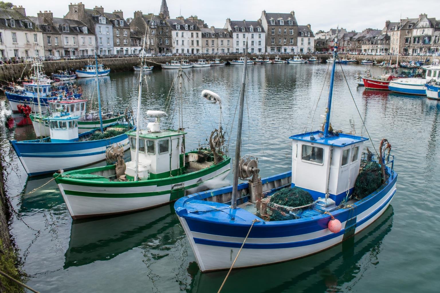 Port de pêche breton avec bateaux traditionnels